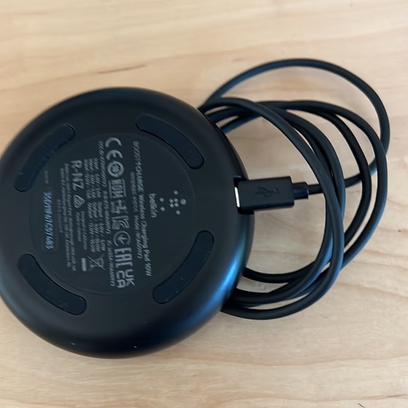Black Belkin wireless charger - Picture 4 of 4